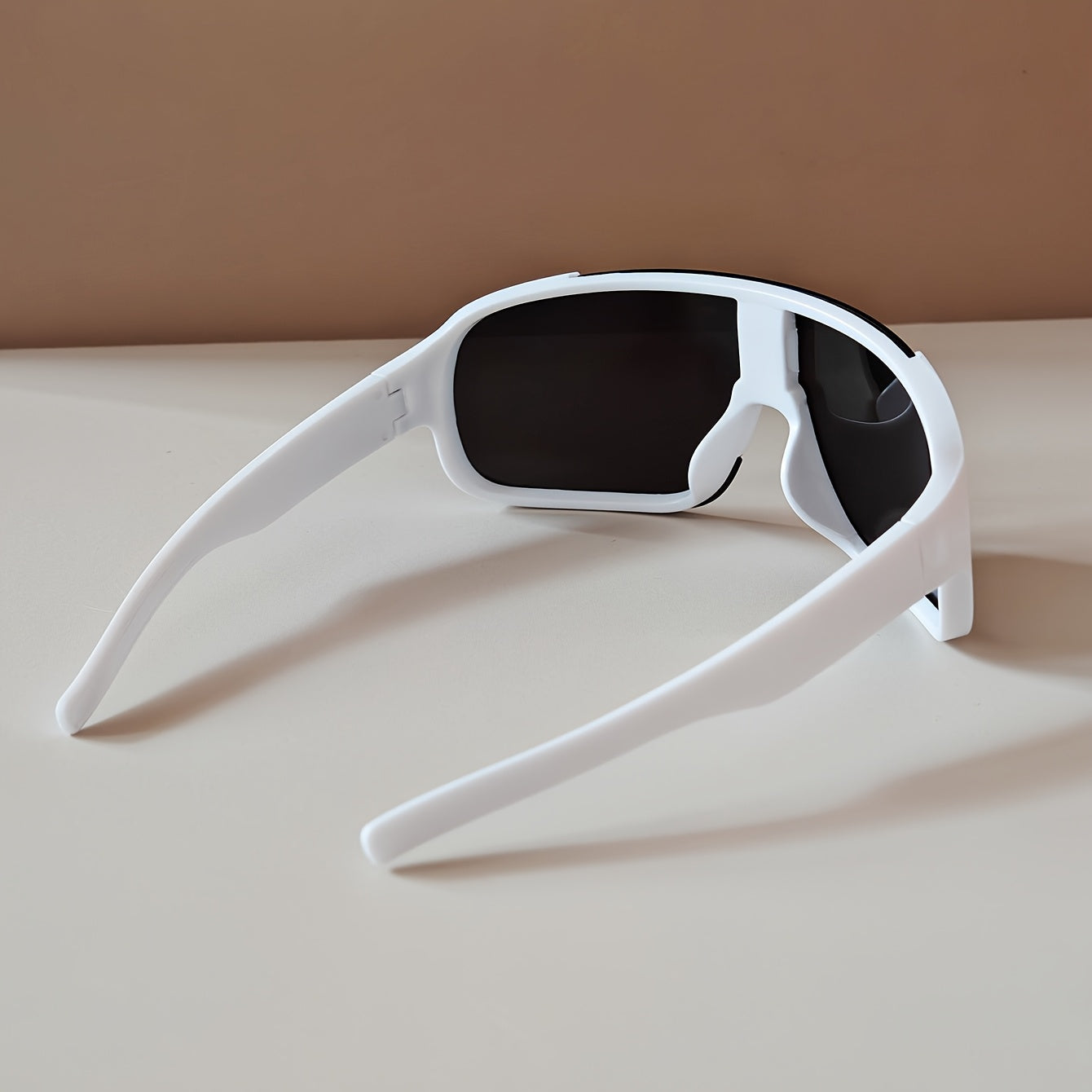 2peças Óculos Futuristas Y2K com uma Estrutura Estilosa e Grandiosa, Adequados para Homens e Mulheres. Com uma Elegante Revestimento Prateado nas Lentes, Estes Óculos são Confortáveis e Antiderrapantes, Fazendo deles Perfeitos para Uso Casual Diário.